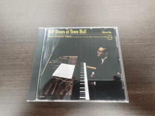 ビル・エヴァンス『At Town Hall』レビュー|月の光のように心に残る、静かなライブ盤